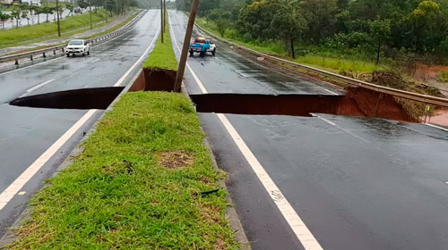 Divulgação - Cratera se abriu nos dois sentidos do acesso à Rodovia Comandante João Ribeiro de Barros em Bauru — Foto: Defesa Civil/ Divulgação