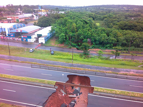 Divulgação - Imagem área mostra a dimensão da cratera aberta no acesso à Rodovia Comandante João Ribeiro de Barros em Bauru — Foto: Concessionária Eixo / Divulgação