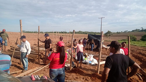 Divulgação - Integrantes da FNL ocuparam 13 fazendas no Pontal do Paranapanema neste sábado (26) — Foto: Luciano de Lima/FNL