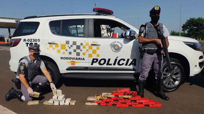 Divulgação - Droga supostamente estava em posse de três estrangeiros, da Bolívia e do Peru