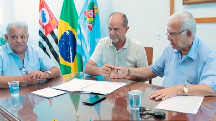 Divulgação - Secretário de Desenvolvimento Econômico, Ivan Serra; prefeito José Fernandes e vice-prefeito Aref Sabeh - Foto: Divulgação