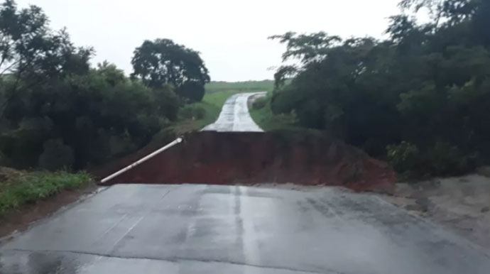 Divulgação - Ponte foi levada embora pela força da água