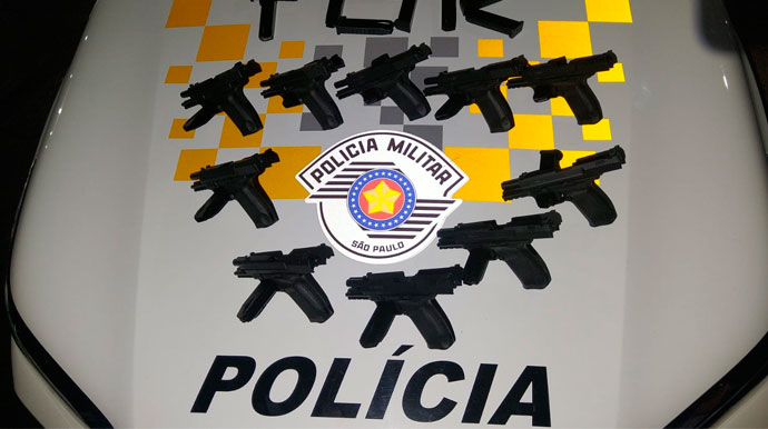 Divulgação - Pistolas apreendidas em fundo falso - Foto: Polícia Rodoviária