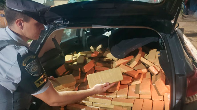 Polícia Rodoviária - 470 tabletes de maconha apreendidos no veículo - Foto: Divulgação/Polícia Rodoviária
