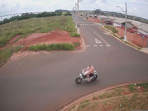 Divulgação - Homem andando de moto sem capacete - Foto: Departamento Municipal de Trânsito de Assis.