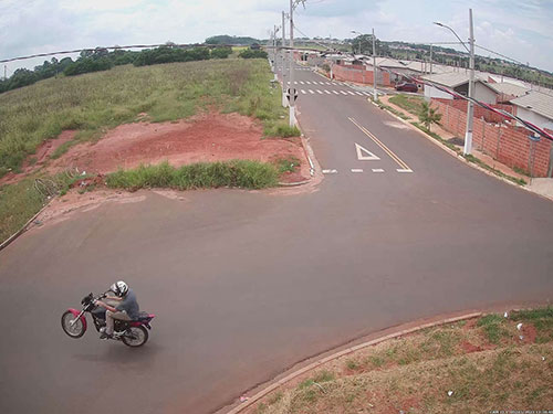 Divulgação - Motoqueiro empinando - Foto: Departamento Municipal de Trânsito de Assis.