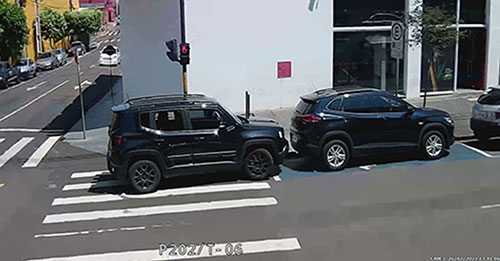 Divulgação - Motorista com o carro estacionado na faixa de pedestre - Foto: Departamento Municipal de Trânsito de Assis.