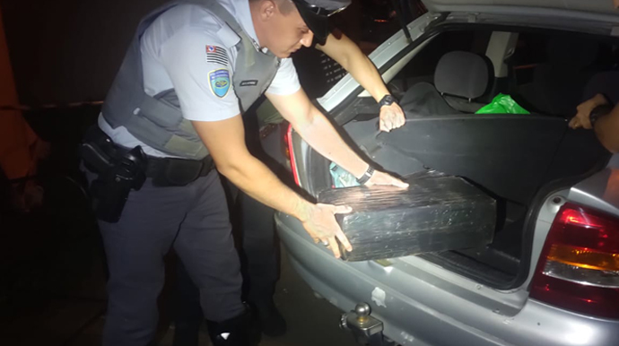 Divulgação - Policiais encontraram as drogas no porta malas e assoalho do carro - Foto: PM Rodoviária
