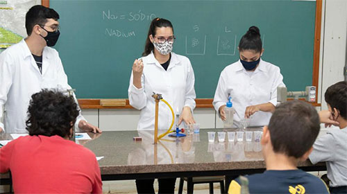 Divulgação - Aulas são planejadas e ministradas pelos próprios alunos do 3º e 4º ano de Química Industrial