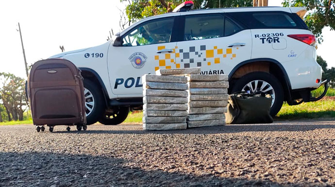 Divulgação - Drogas apreendidas na mala da passageira - Foto: Divulgação/Polícia Rodoviária