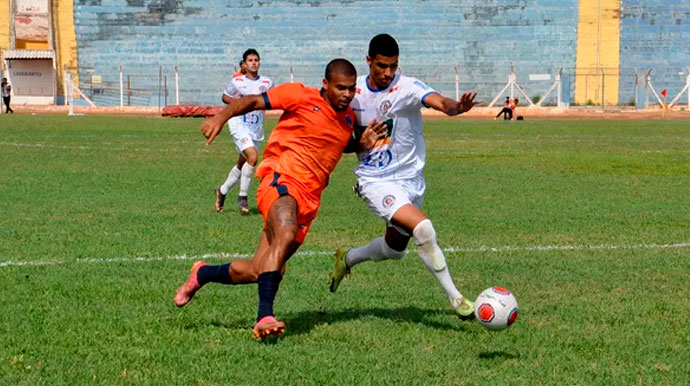 Foto: Rian Santos / Cedida - Osvaldo Cruz (laranja) e Assisense (branco) se enfrentaram no Brenão (Foto: Rian Santos / Cedida)