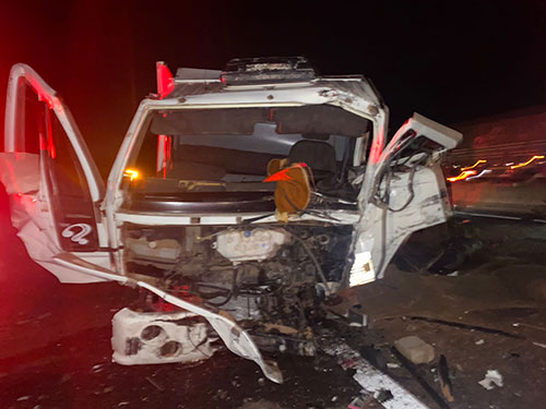 Divulgação - O motorista do caminhão foi retirado das ferragens e levado em estado grave para a UPA de Assis
