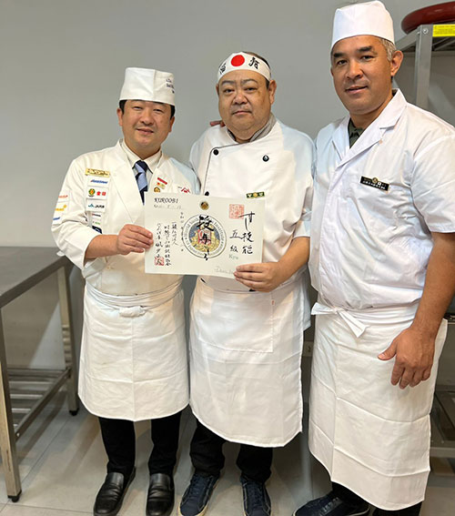 Divulgação - Embaixador mundial de sushi do Japão, Hirotoshi Ogawa, Sushi Cheff Dênis Tahara e Embaixador mundial de sushi do Brasil André Kawaai