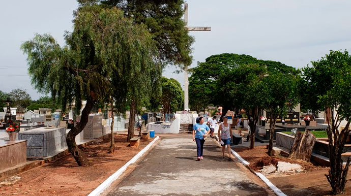Divulgação - Visitantes no Cemitério Municipal - Reprodução/Comunicação PMA