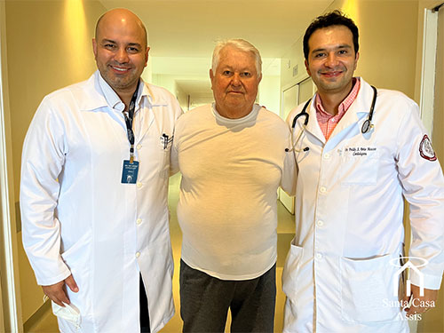 Divulgação - Dr. Freddy A. Brito Moscoso e Dr. Ricardo Gonzalez ao lado do paciente Melchiades Rodrigues