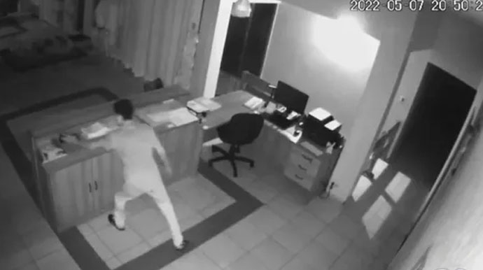 Divulgação - Imagens mostram homem furtando paróquia antes de ser atropelado por padre em Santa Cruz do Rio Pardo (SP) — Foto: TV TEM/Reprodução