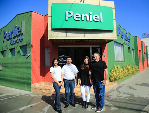Divulgação - Sallyanne e Diego ao lado dos proprietários Marlete e Romeu - Unidade Paraguaçu Paulista