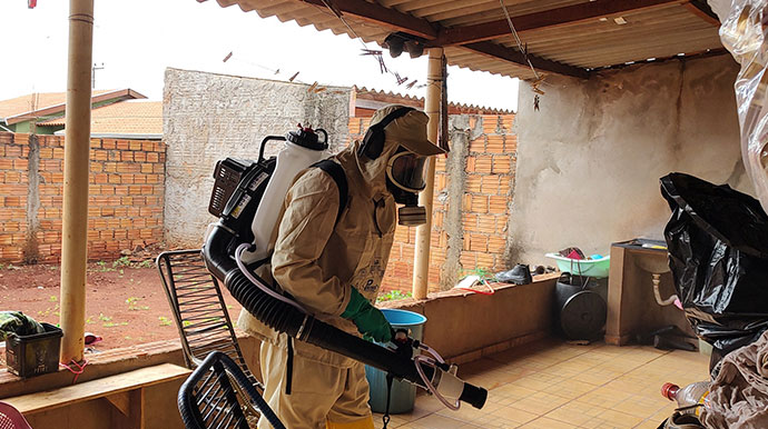 Divulgação - Equipe fazendo borrifação do veneno que combate a Dengue - Foto: Divulgação/Tarumã