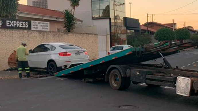 BMW se envolve em acidente, bate em muro e trânsito fica impedido em Assis