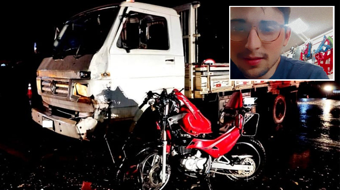 Divulgação - O caminhão colidiu transversalmente com o motociclista na rodovia / Foto: Redes Sociais