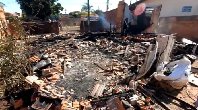 Divulgação - Casa de madeira ficou completamente destruída pelo fogo em Garça (SP) — Foto: Garça em Foco/Divulgação