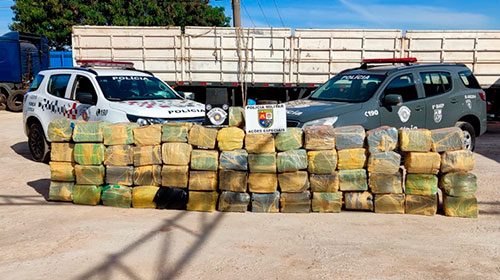 Divulgação - PM apreende caminhão carregado com drogas na marginal da Raposo Tavares em Assis