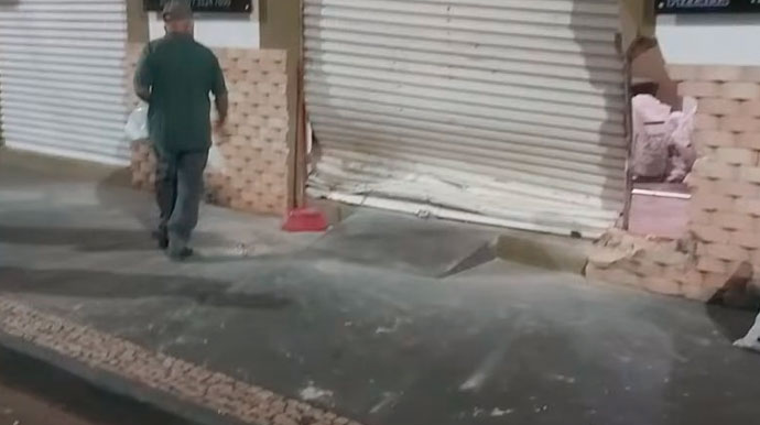 Divulgação - Frente da pizzaria ficou danificada após batida - Foto: Reprodução/Jornal Hora da Notícia