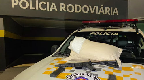 Divulgação - Fuzil e carregadores estavam no travesseiro em ônibus na Rodovia Raposo Tavares (SP-270) — Foto: G1