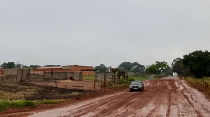 Com chuva, moradores do Cervinho e outros bairros 'sentem na pele' a reprovação de projeto para asfaltar estrada rural