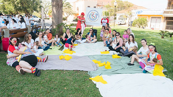 Divulgação - Mães e colaboradores participantes do mamaço - Foto: Divulgação