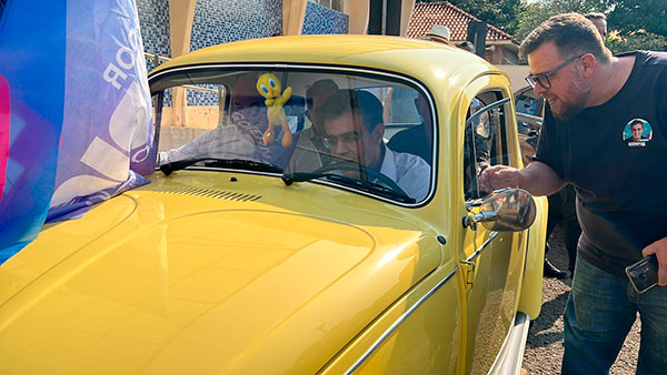 divulgação - Governador dirigiu fusca amarelo durante carreata pelas ruas da cidade - Foto: AssisCity