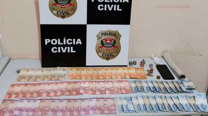 divulgação - Drogas, dinheiro e celular apreendidos - Foto: Divulgação/Polícia Civil