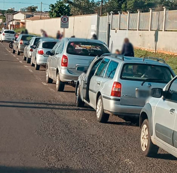 divulgação - Fila de carros parados na faixa exclusiva para transportes escolares - Foto: Divulgação