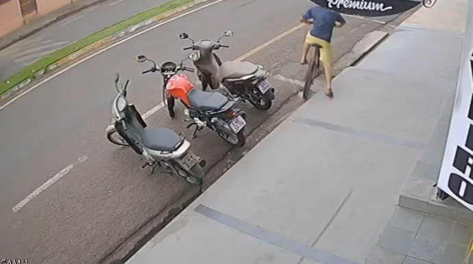 divulgação - Momento em que o homem furta a bicicleta - Foto: Divulgação
