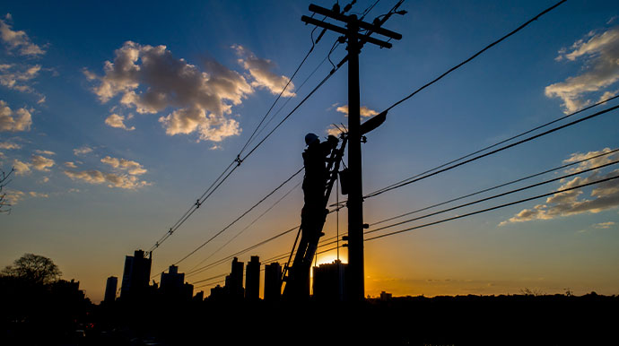 divulgação - Eletricista em manutenção de rede elétrica - Foto: Divulgação/Energisa