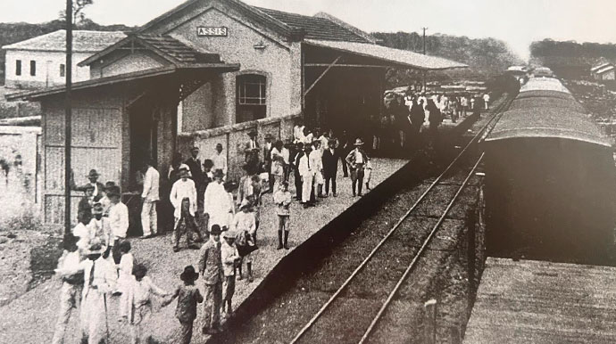 divulgação - Abertura oficial da Estação Ferroviária de Assis, com trilhos, 1915 - Foto: Livro Memória em Fotos, Luís Barros