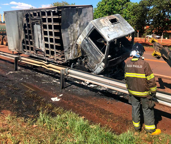 divulgação - Caminhão foi consumido pelas chamas na Rodovia Nelson Leopoldino (SP-375) - Foto: Divulgação/Corpo de Bombeiros