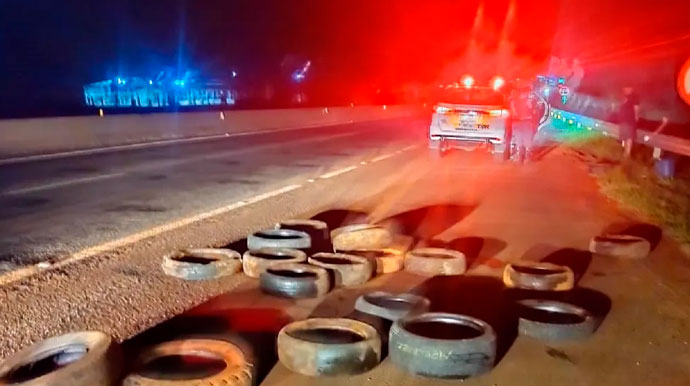 divulgação - Ambos os sentidos da pista estavam com pneus cobertos de óleo diesel em Ourinhos — Foto: Polícia Rodoviária/Divulgação