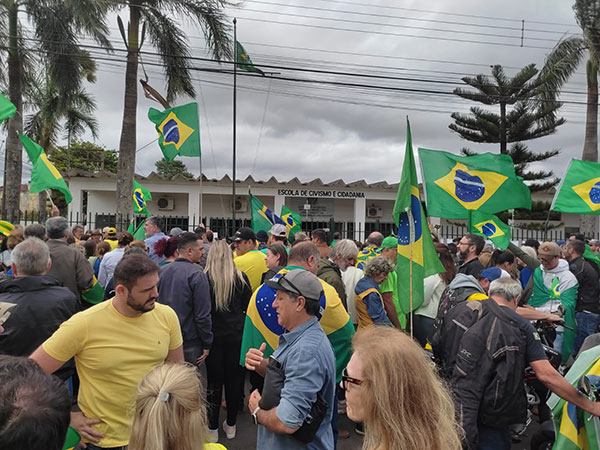 Divulgação - Manifestantes se reúnem em frente ao Tiro de Guerra de Assis - Foto: Divulgação/Alexandre Medeiros