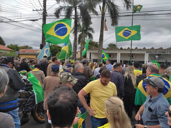 Divulgação - Manifestantes se reúnem em frente ao Tiro de Guerra de Assis - Foto: Divulgação/Alexandre Medeiros