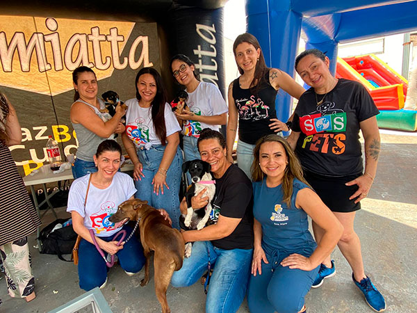 divulgação - Mara Martins com a equipe do grupo SOS Pets - Foto: Divulgação
