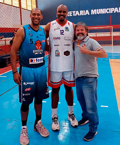 Técnico Márcio Kanthack, Pivô Cesar Fabretti e Josuel, destaque do basquete nacional - Foto: Divulgação