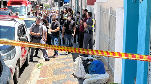 Corpo foi achado dentro de sacos no centro de Marília — Foto: Fábio Modesto/TV TEM