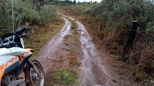Divulgação - Sem sinalização, cerca de arame no meio da estrada rural é um risco aos leituristas - Foto: Divulgação