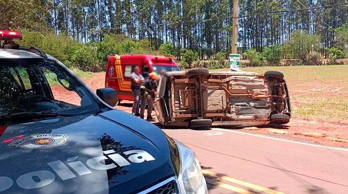 Divulgação - Veículo bateu contra poste de energia elétrica - Foto: Divulgação/Polícia Militar