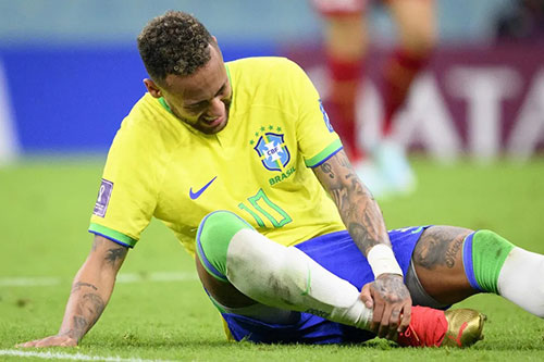 Divulgação - Neymar sofreu lesão no tornozelo direito na estreia da seleção brasileira na Copa do Mundo 2022 — Foto: AFP