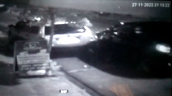 Divulgação - Momento em que o FOX preto atinge o veículo estacionado - Foto: Divulgação