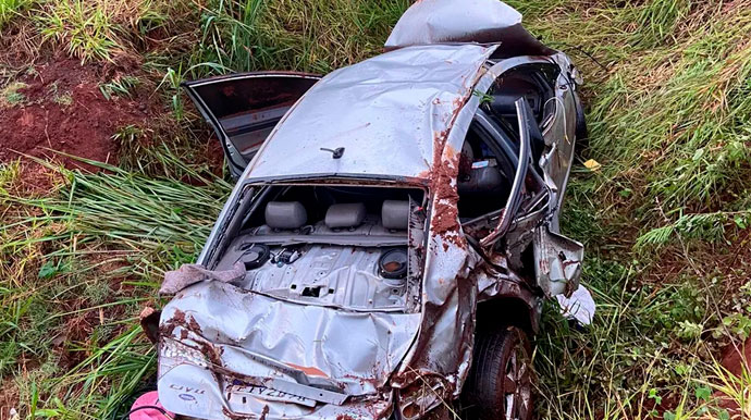 divulgação - Veículo ficou completamente destruído após capotamento na SP-225, em Santa Cruz do Rio Pardo (SP) — Foto: Corpo de Bombeiros/Divulgação