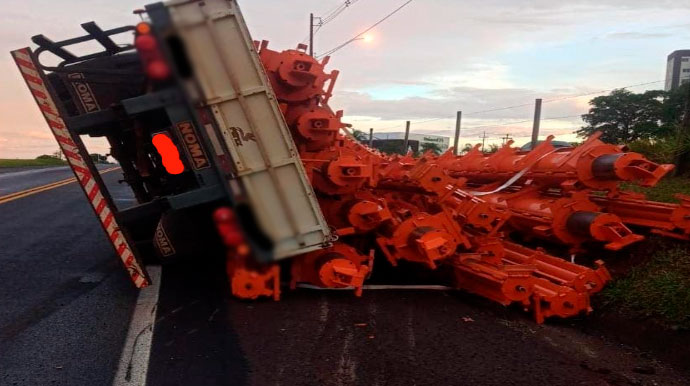 Caminhão perde controle e tomba na Raposo Tavares em Assis