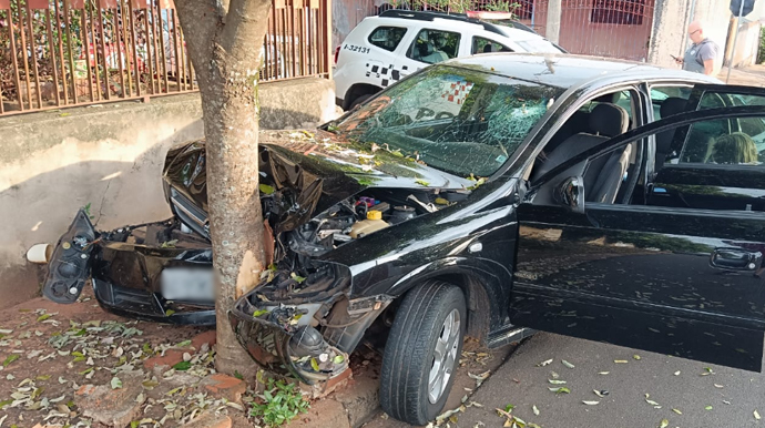 Divulgação - A frente do veículo ficou destruída por causa do forte impacto da batida - Foto: Divulgação